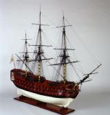 Vista general del modelo del navío Santísima Trinidad visto desde la amura de estribor.